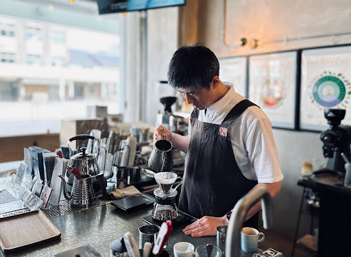 Kazuo Nitta brewing hand drip coffee